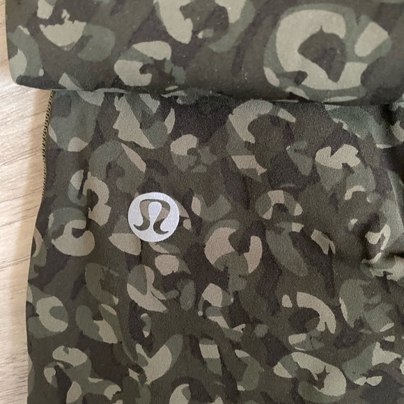 Lululemon Base Space Running Tights 25’’ Size 6. Almost never used. - Picture 4 of 4
